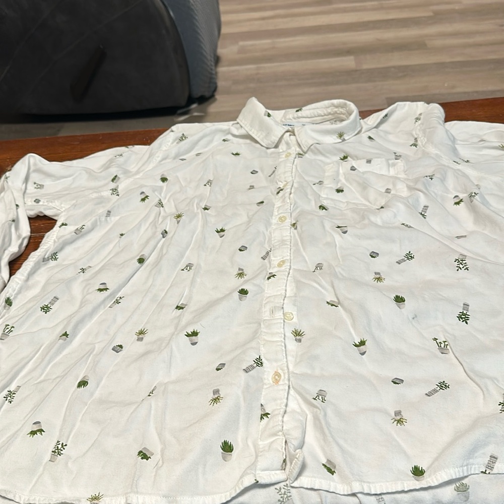 Cute Old Navy Button Down size XXL.